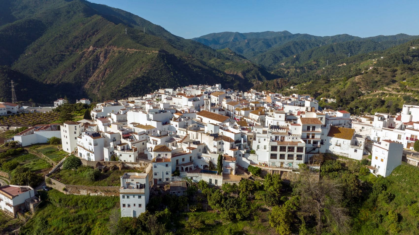Luftaufnahme des weißen Bergdorfs Istán in den Bergen bei Marbella