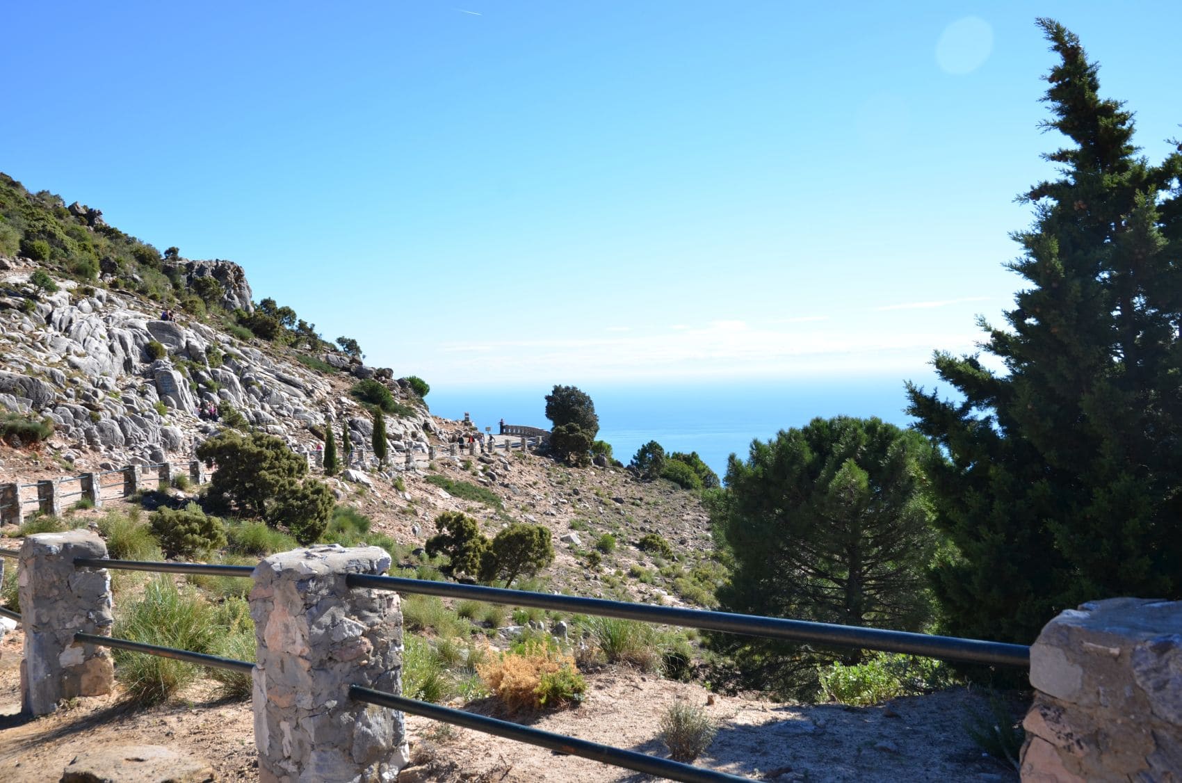 Felsiger Wanderweg am La Concha mit Blick auf das Mittelmeer bei Marbella
