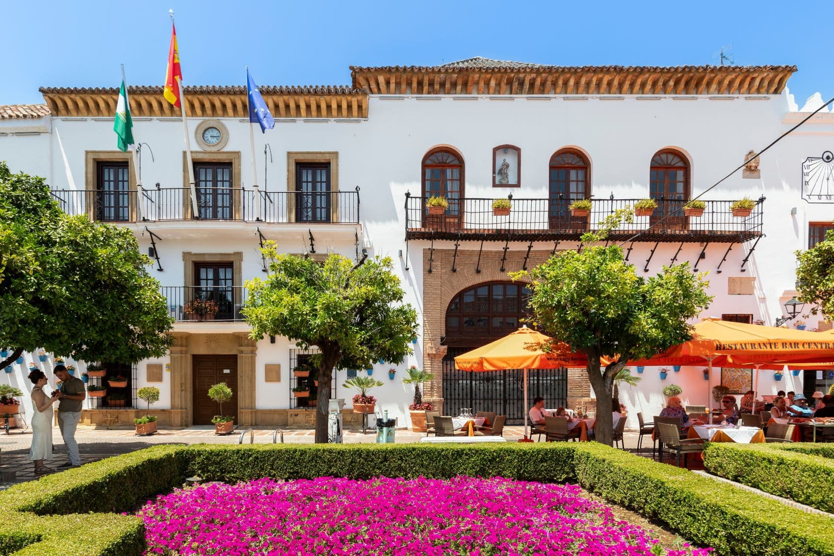 Plaza de los Naranjos mit Rathaus und Orangenbäumen in der Altstadt von Marbella