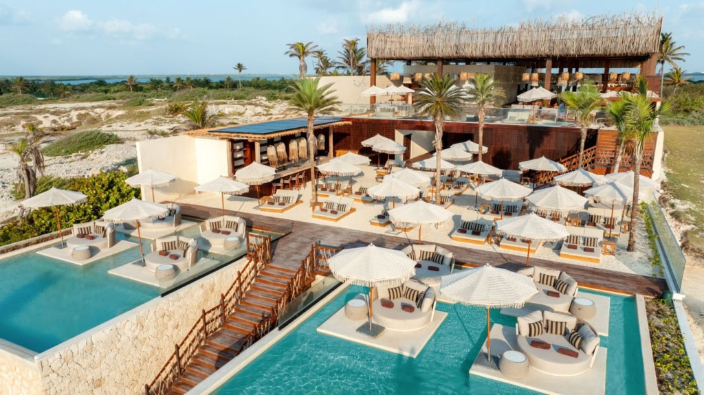 Bungalow Beach Club des Mondrian Cancún mit Pools, Daybeds und Palmen