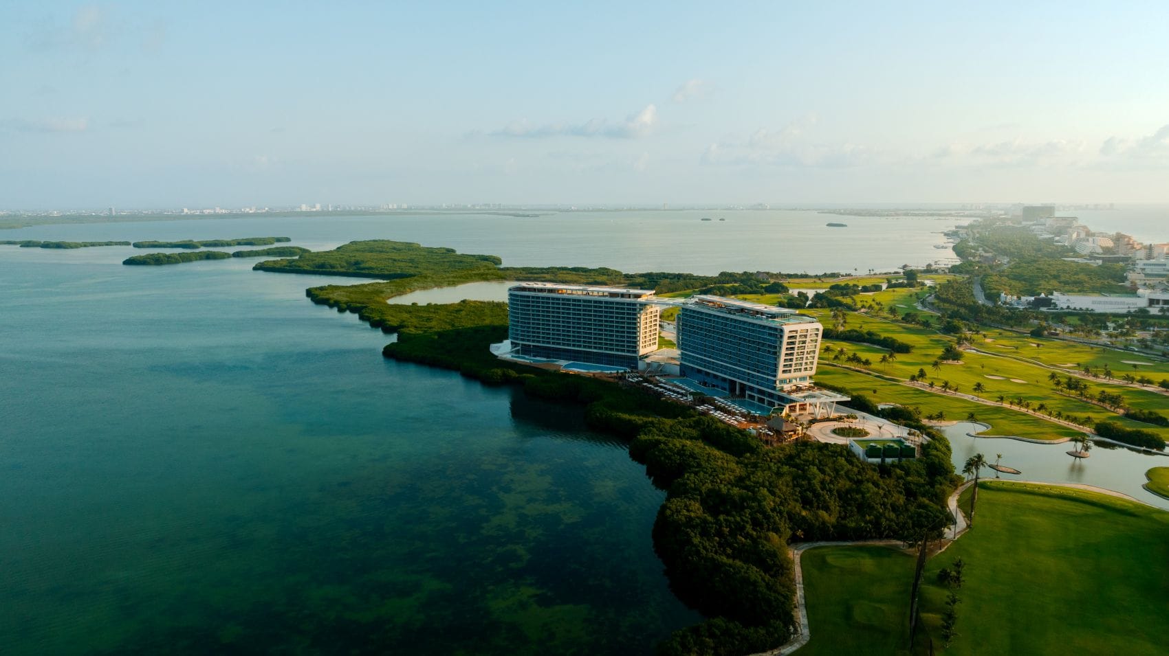 Luftaufnahme des Mondrian Cancún an der Nichupté-Lagune in Cancún