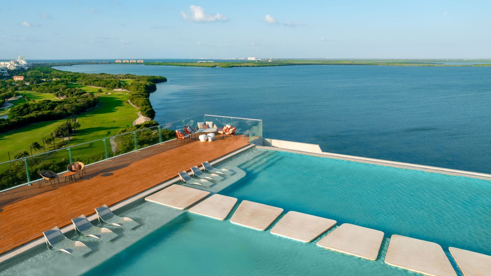 Rooftop-Pool des Mondrian Cancún mit Blick über die Nichupté-Lagune