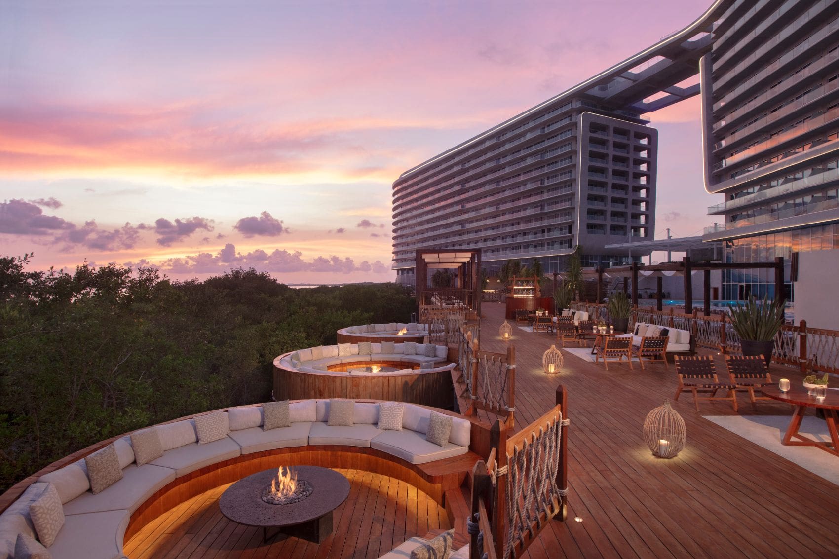 Terrasse des Mondrian Cancún mit Feuerstellen bei Sonnenuntergang