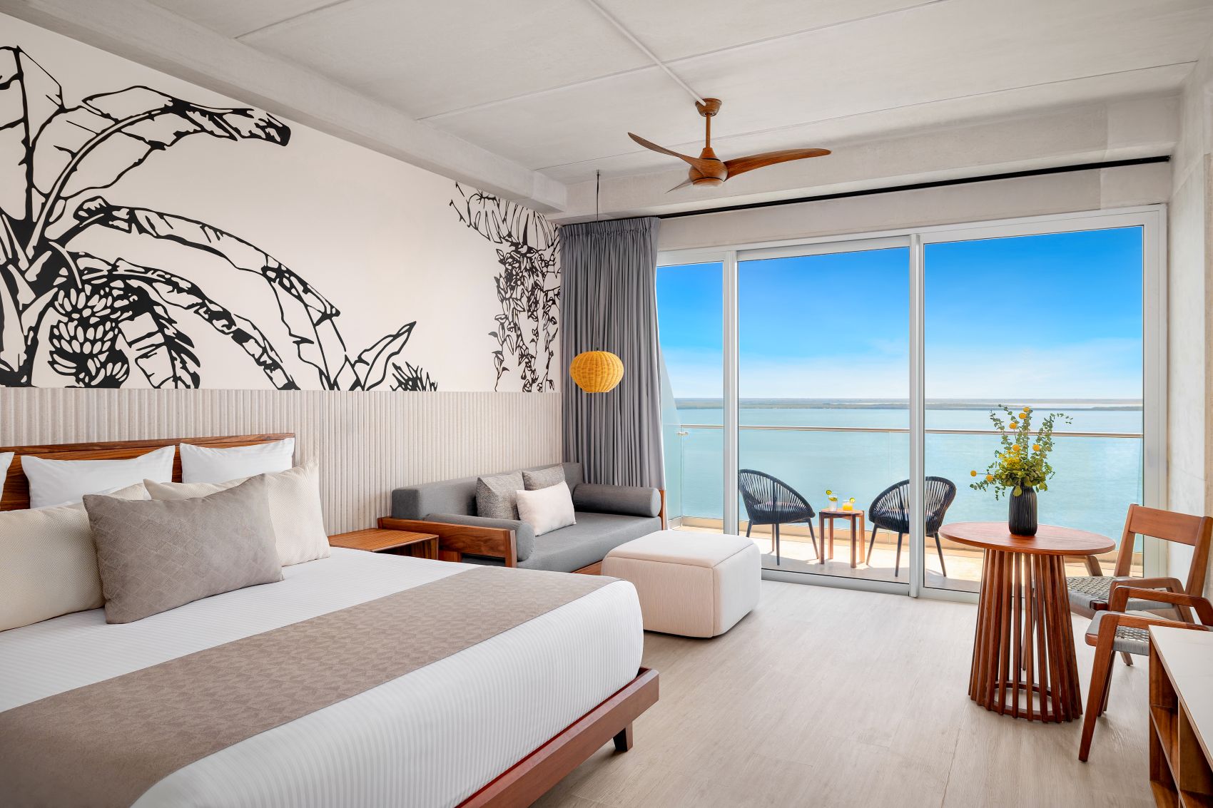 Zimmer im Mondrian Cancún mit Balkon und Blick auf die Nichupté-Lagune.
