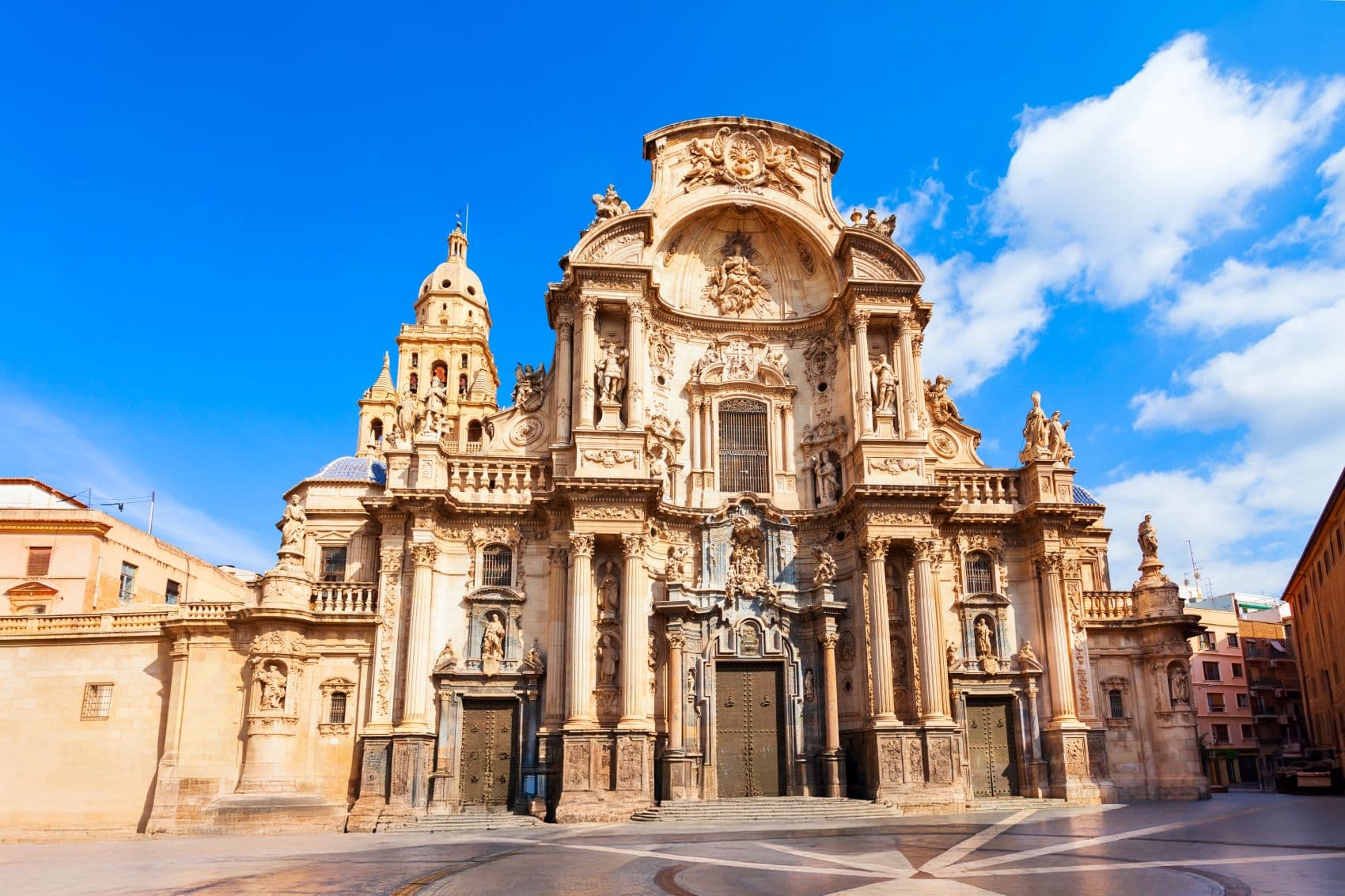 Barocke Fassade der Kathedrale von Murcia in der historischen Altstadt.