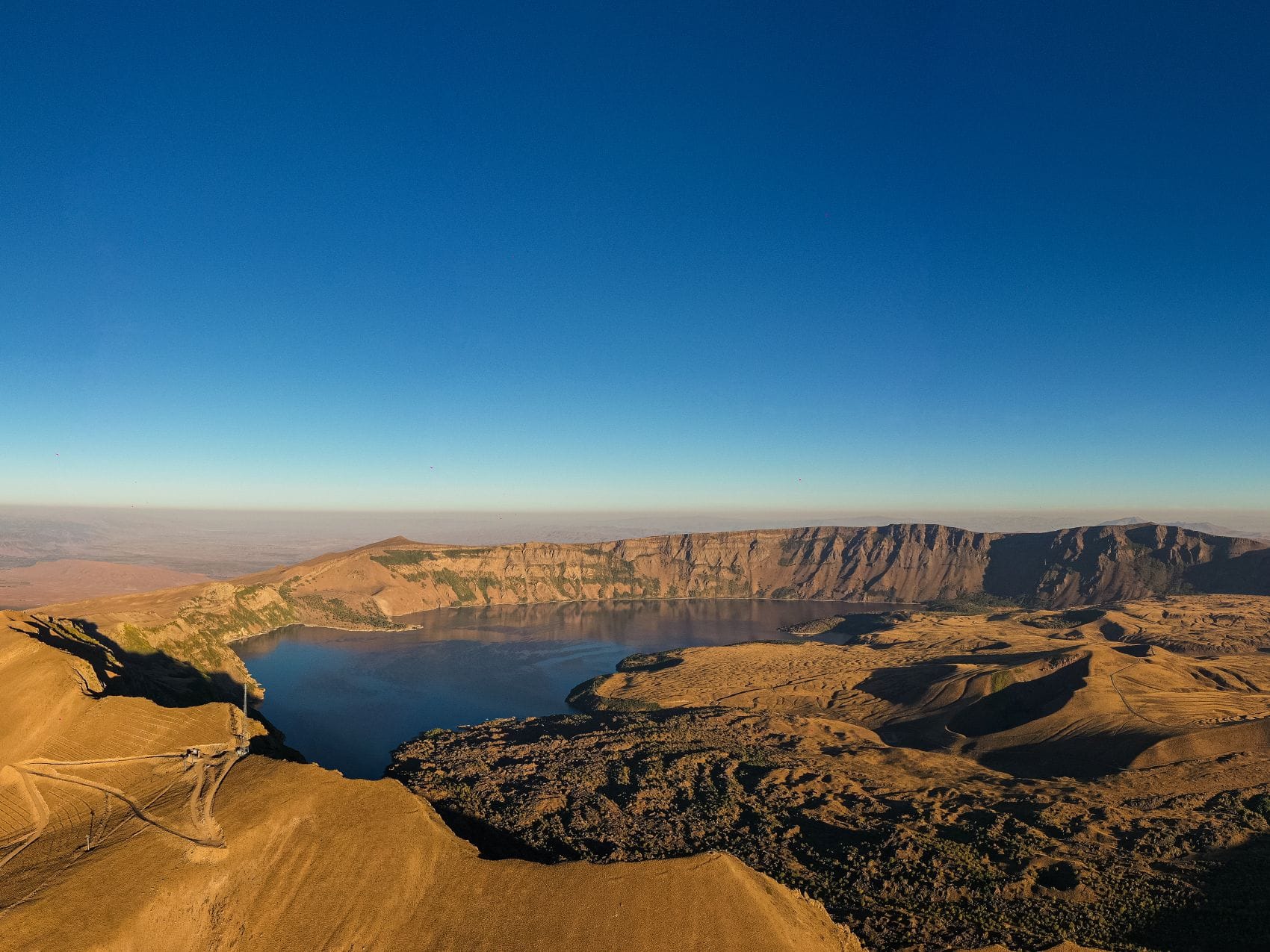 Nemrut-Kratersee in der Caldera des Nemrut-Vulkans bei Bitlis in der Türkei