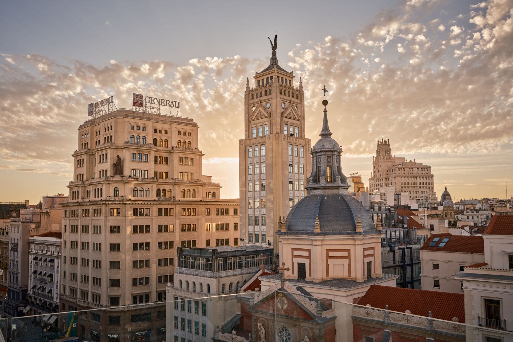 Blick über die Dächer der Madrider Innenstadt vom Nobu Hotel Madrid bei Sonnenuntergang.