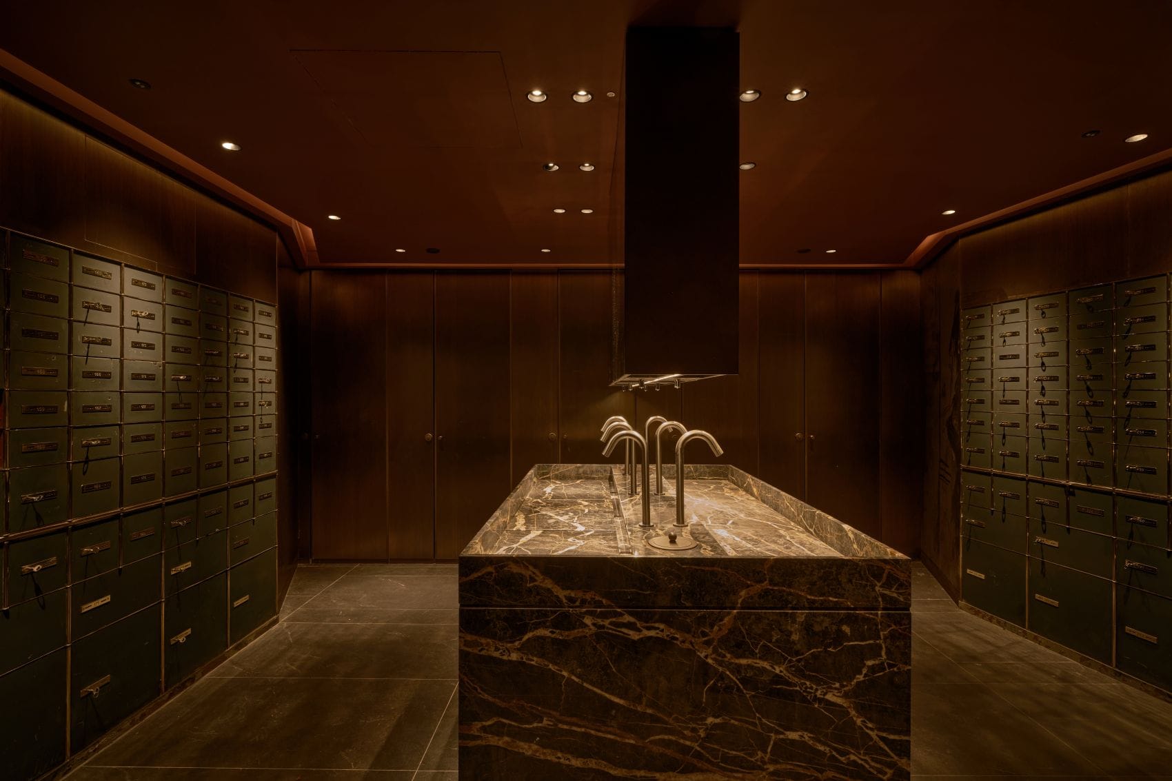 Historische Schließfächer der ehemaligen Bank im Nobu Hotel Madrid, die in das Design der Cocktailbar integriert wurden.