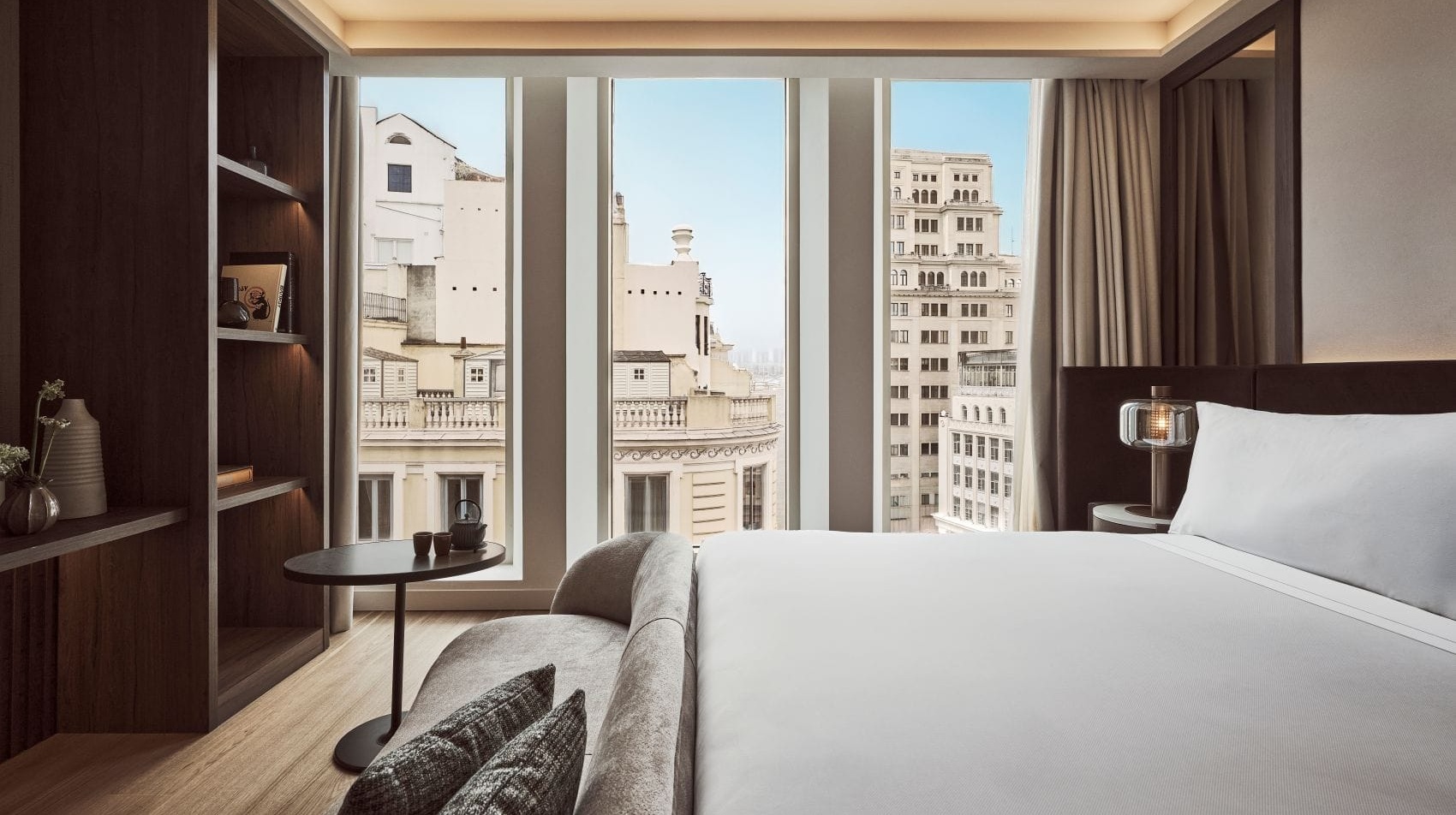 Zimmer im Nobu Hotel Madrid mit bodentiefen Fenstern und Blick über die Innenstadt von Madrid.Zimmer im Nobu Hotel Madrid mit bodentiefen Fenstern und Blick über die Innenstadt von Madrid.
