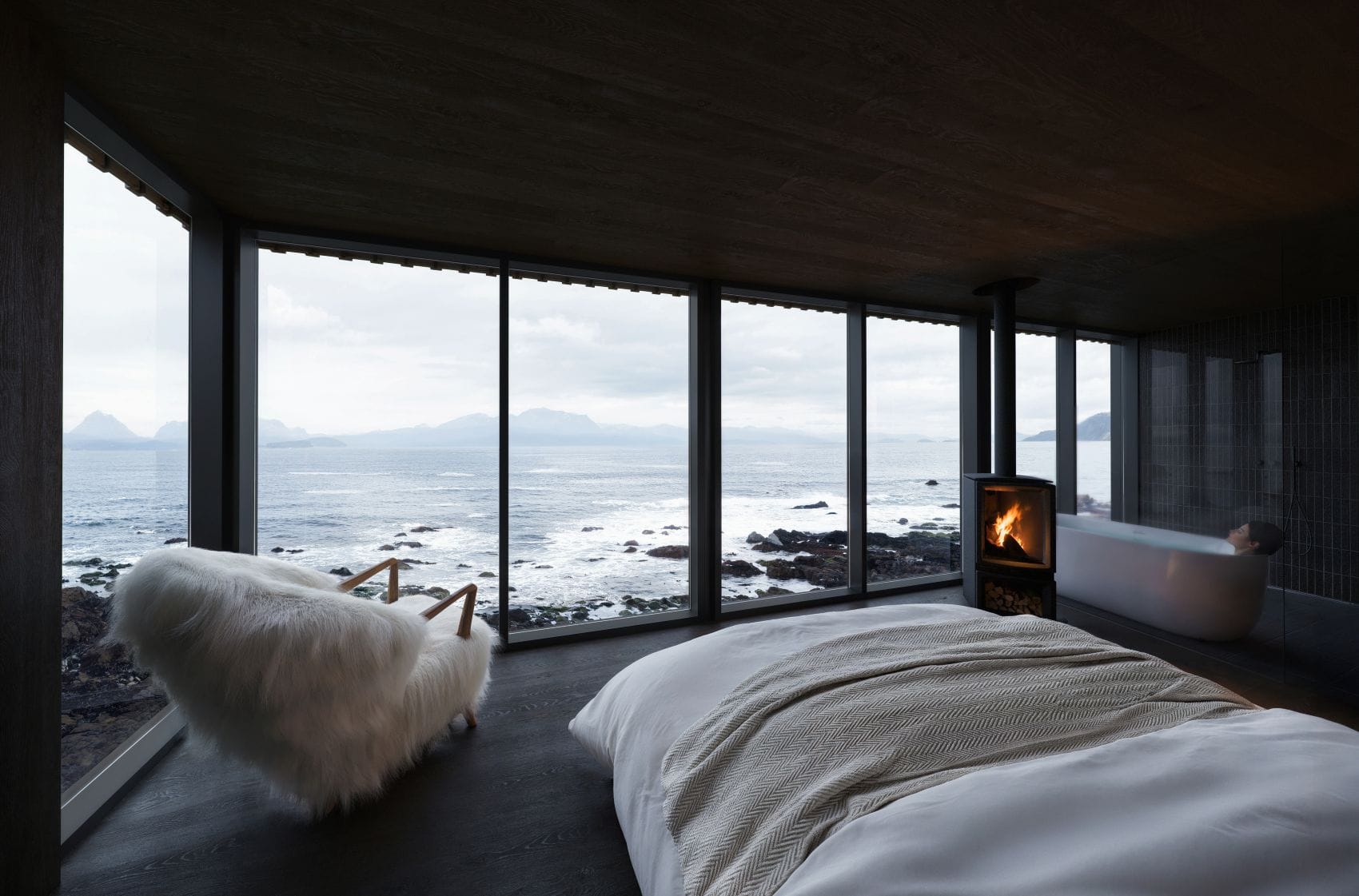 Bungalow der Norrøna Lodge at Andørja mit Panoramafenstern, Meerblick, Kamin und freistehender Badewanne