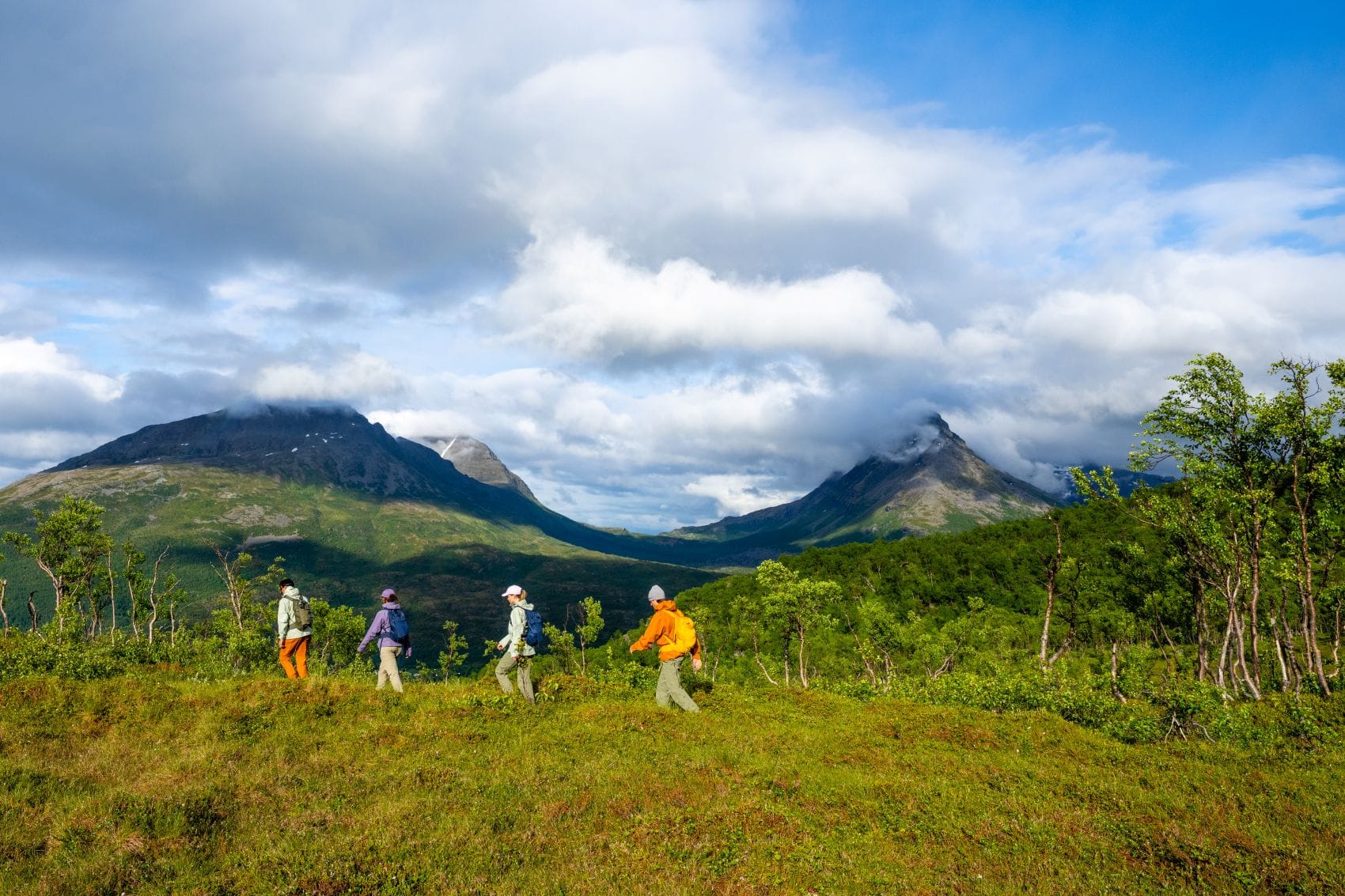 Wandergruppe in der Berglandschaft auf Andørja in Nordnorwegen