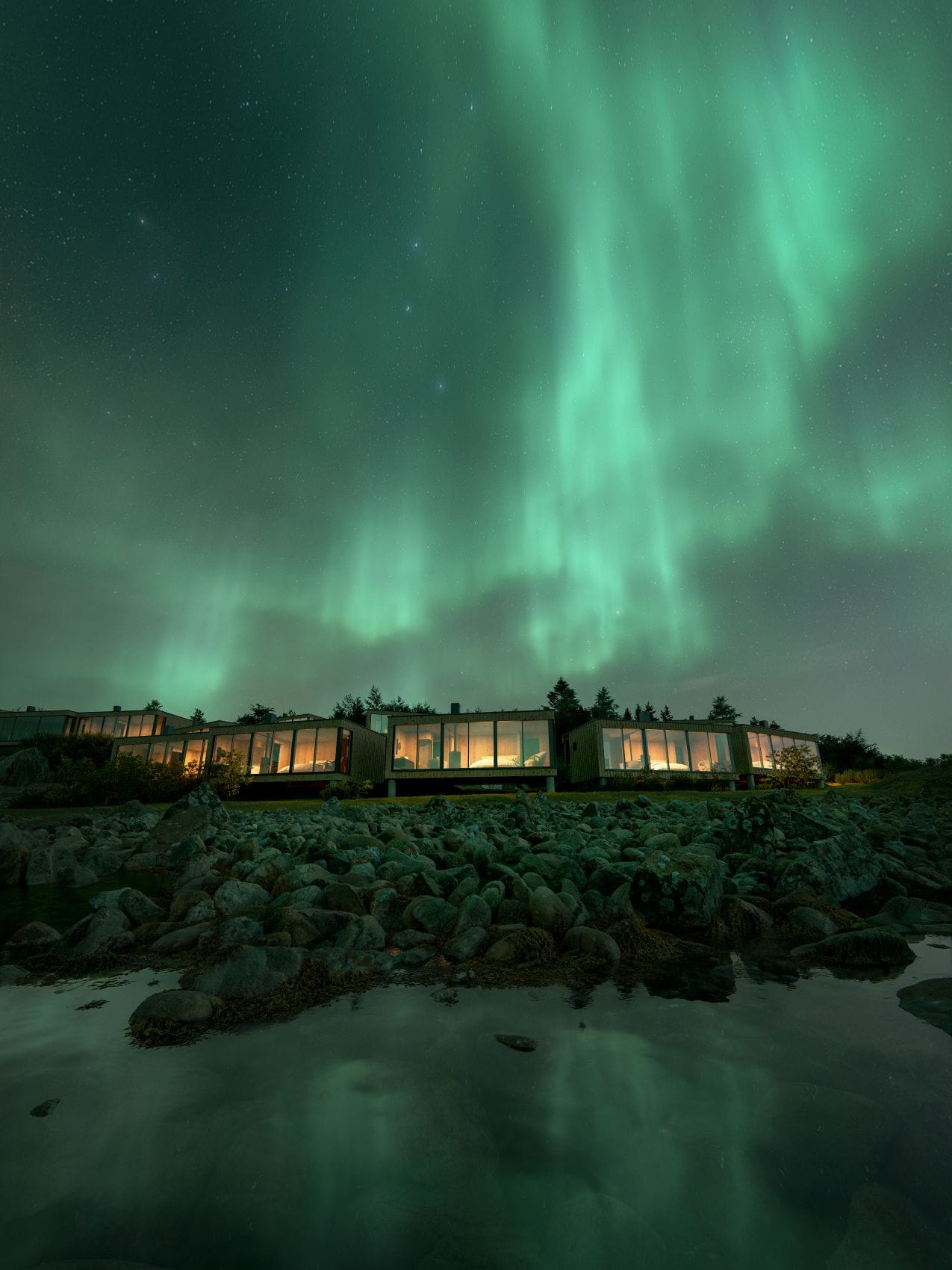 Norrøna Lodge at Andørja unter Nordlichtern in Nordnorwegen