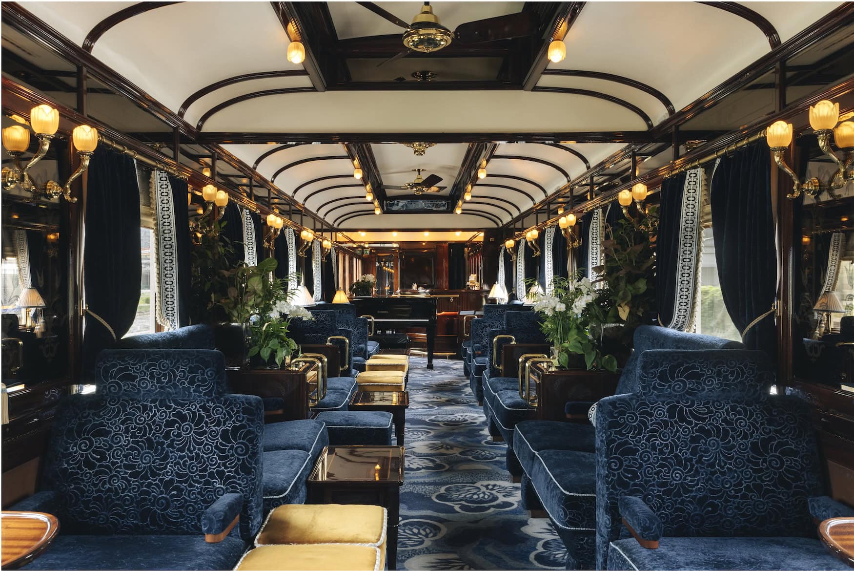 Barwagen des Venice Simplon-Orient-Express mit blauen Samtsesseln und Art-déco-Interieur