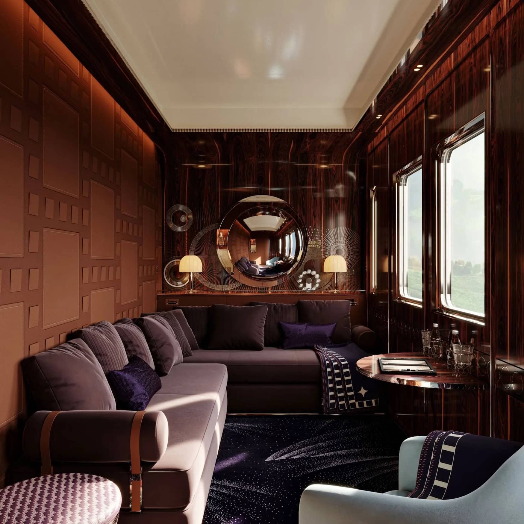 Rendering einer Suite im L'Orient Express mit Palisandervertäfelung, violettem Sofa und rundem Spiegel im Art-déco-Stil, Fenster mit Blick in grüne Hügel