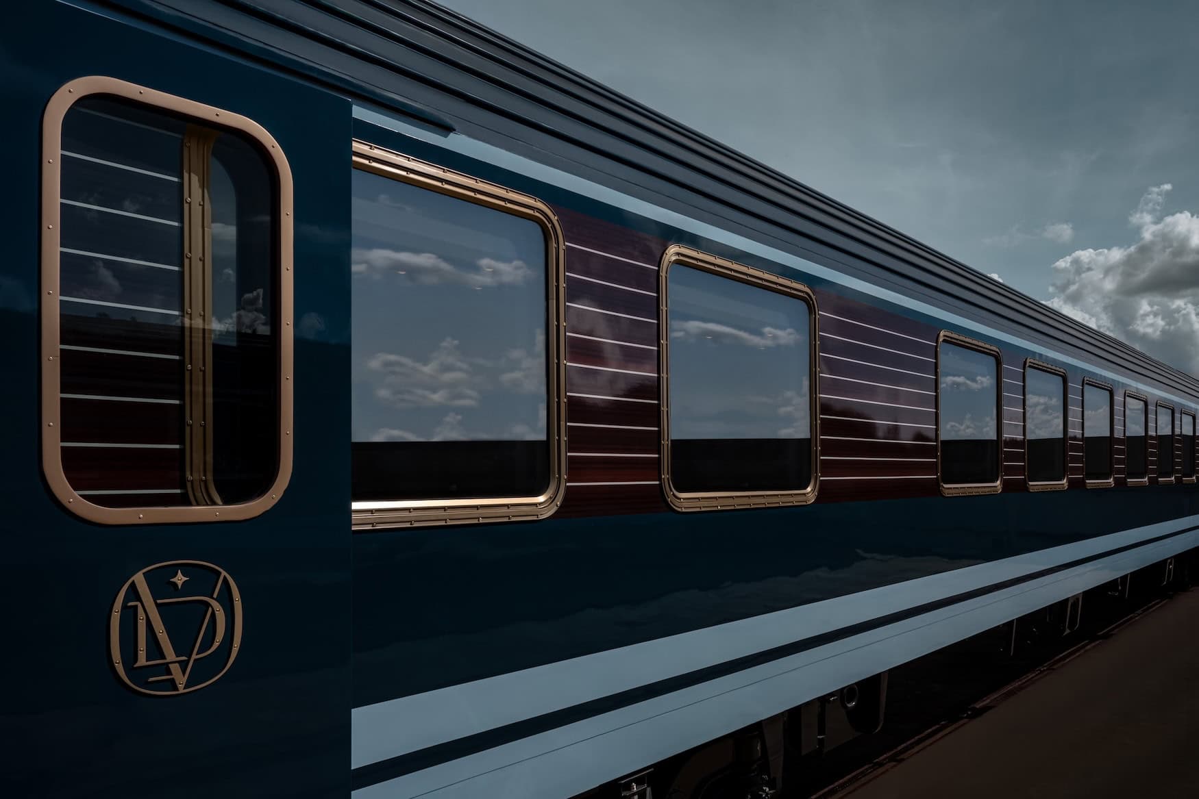 Lackierung des La Dolce Vita Orient Express mit dem Orient-Express-Emblem an der Wagenseite
