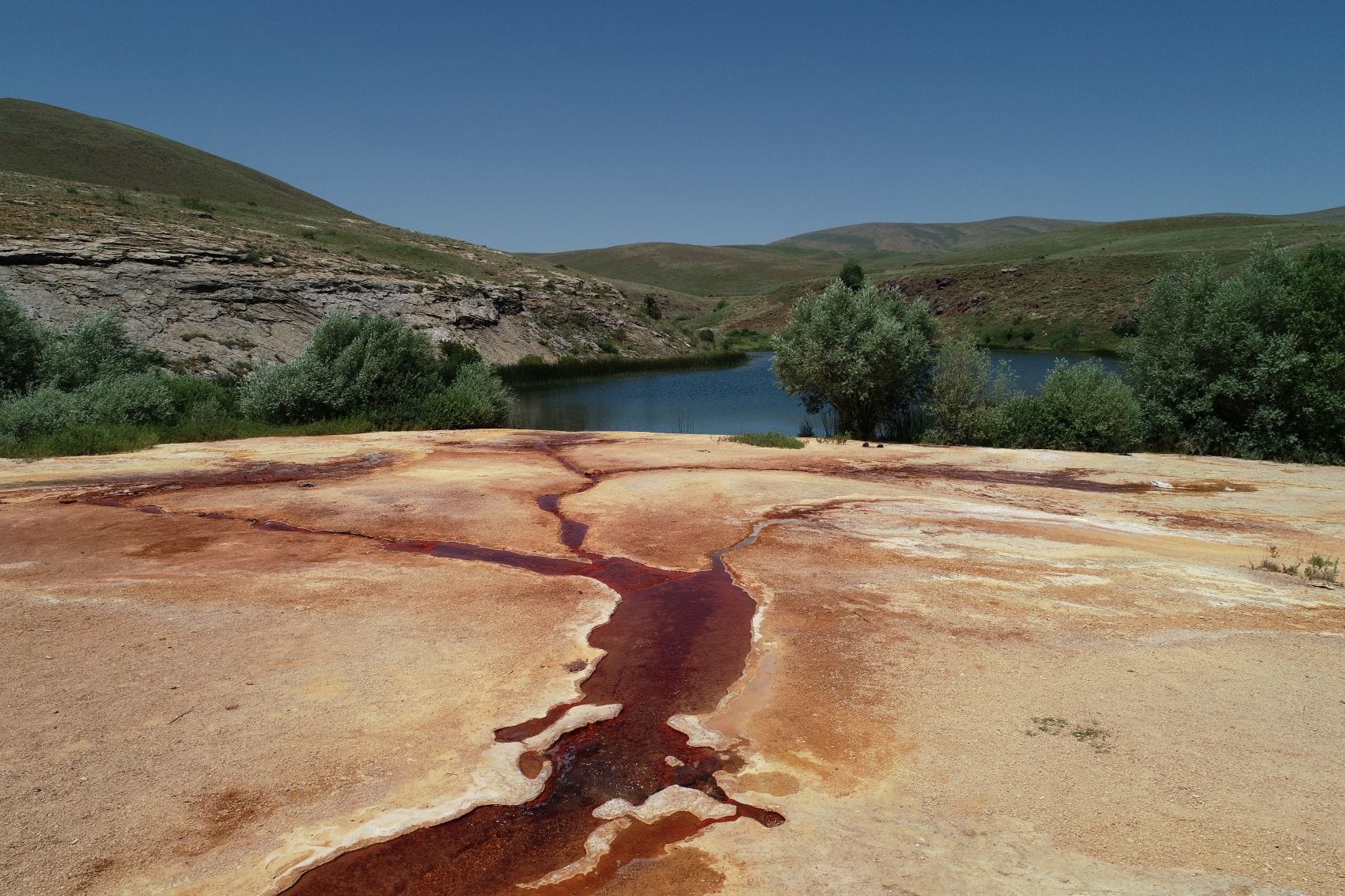 Rötliche Mineralablagerungen am Otlukbeli-See bei Erzincan in der Türkei