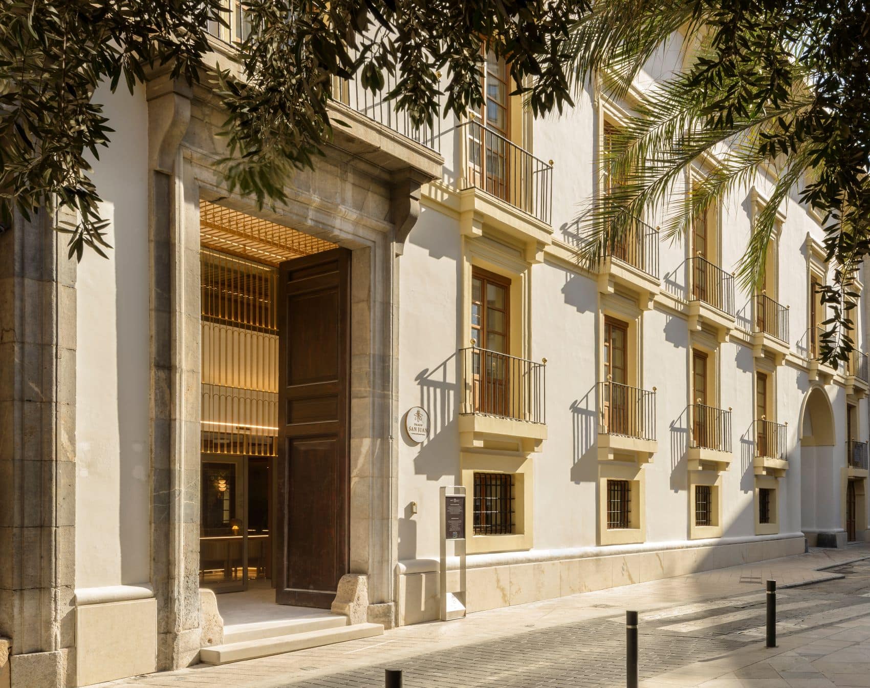 Historische Fassade und Eingang des Palacio San Juan in der Altstadt von Murcia.