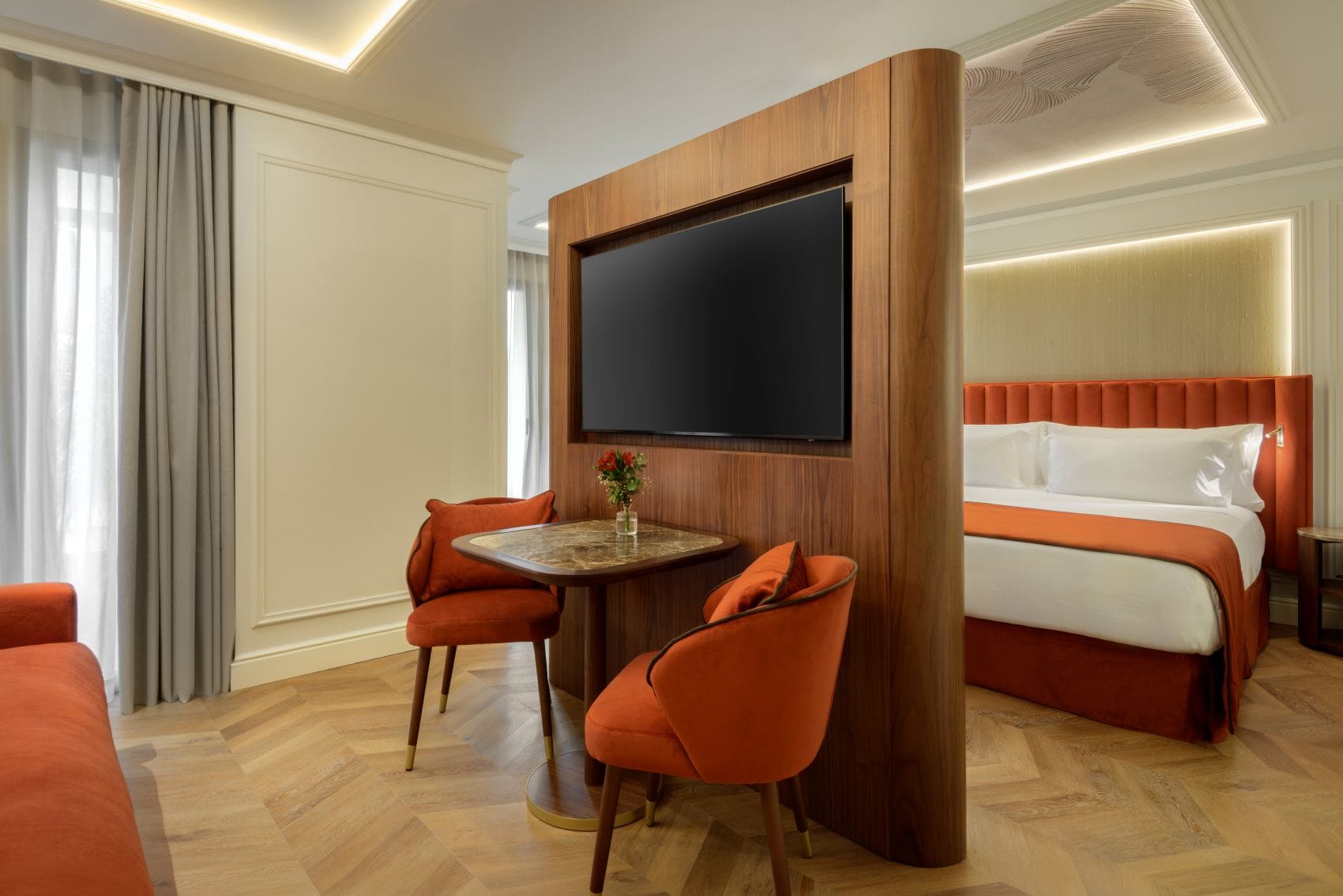 Zimmer im Palacio San Juan in Murcia mit Holzelementen und orangefarbenen Akzenten.