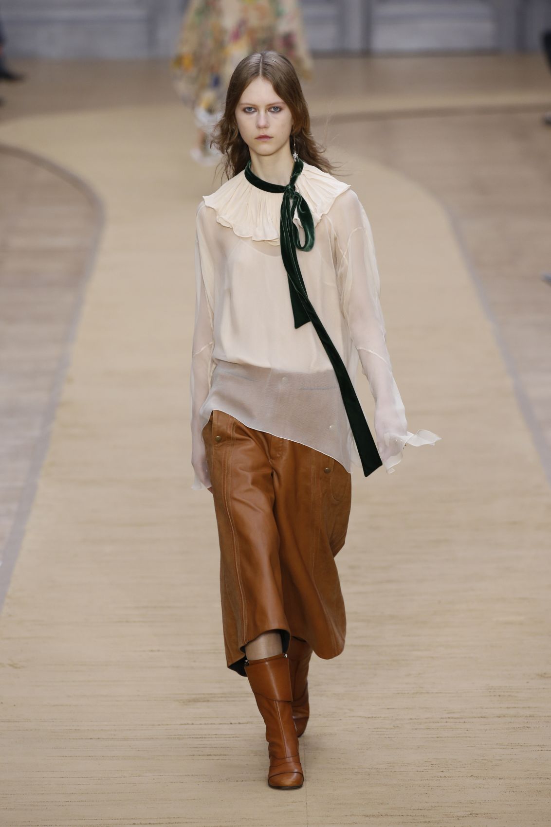 Model auf dem Laufsteg bei der Chloé-Modenschau während der Paris Fashion Week