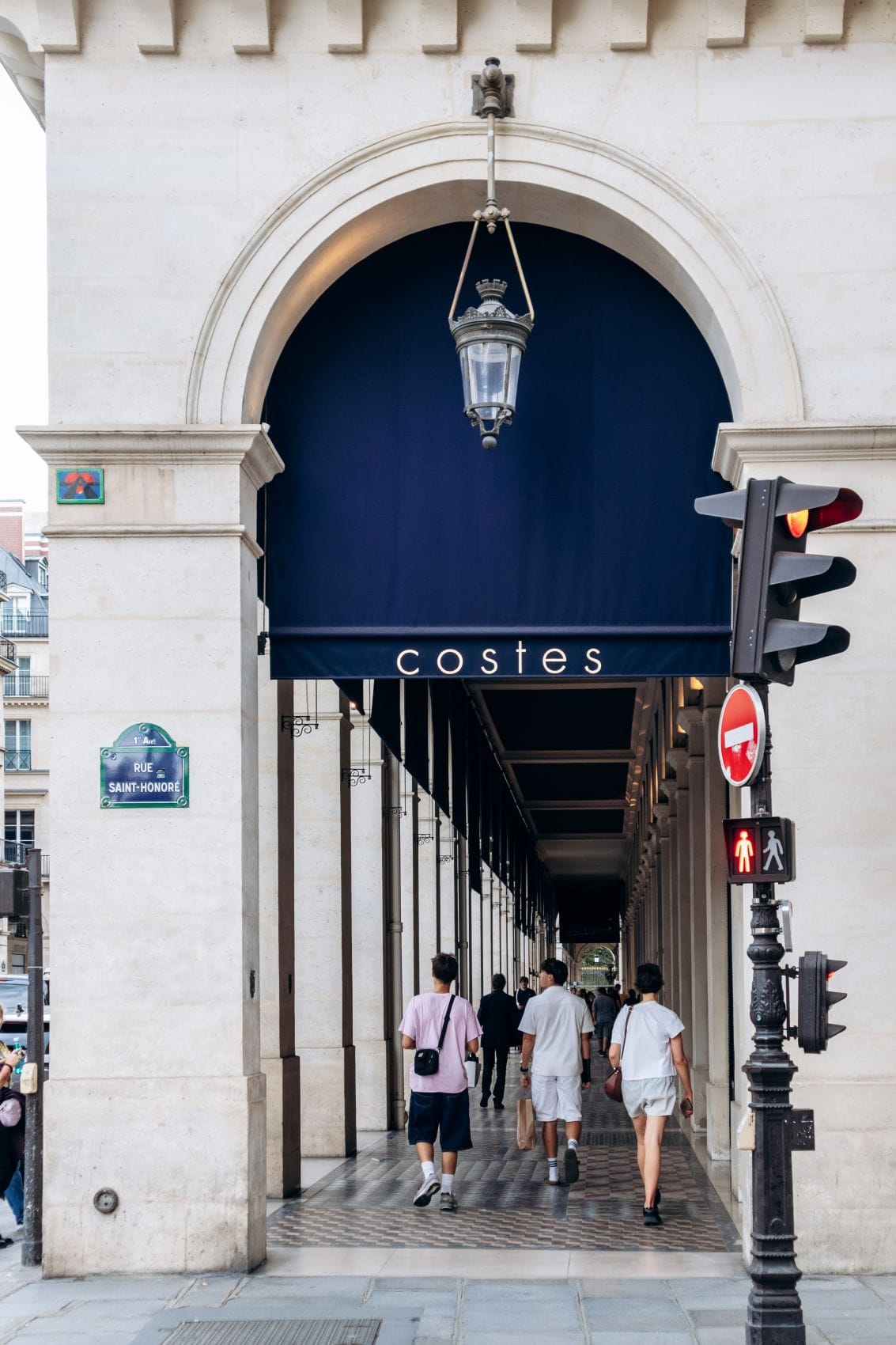 Eingang des Hôtel Costes in der Rue Saint-Honoré in Paris
