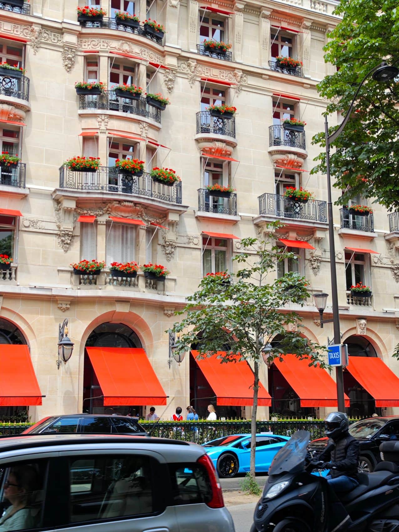 Fassade des Hôtel Plaza Athénée in Paris mit den charakteristischen roten Markisen