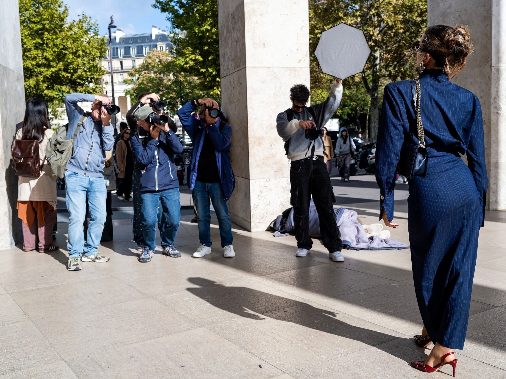 Fotografen fotografieren ein Model während der Paris Fashion Week