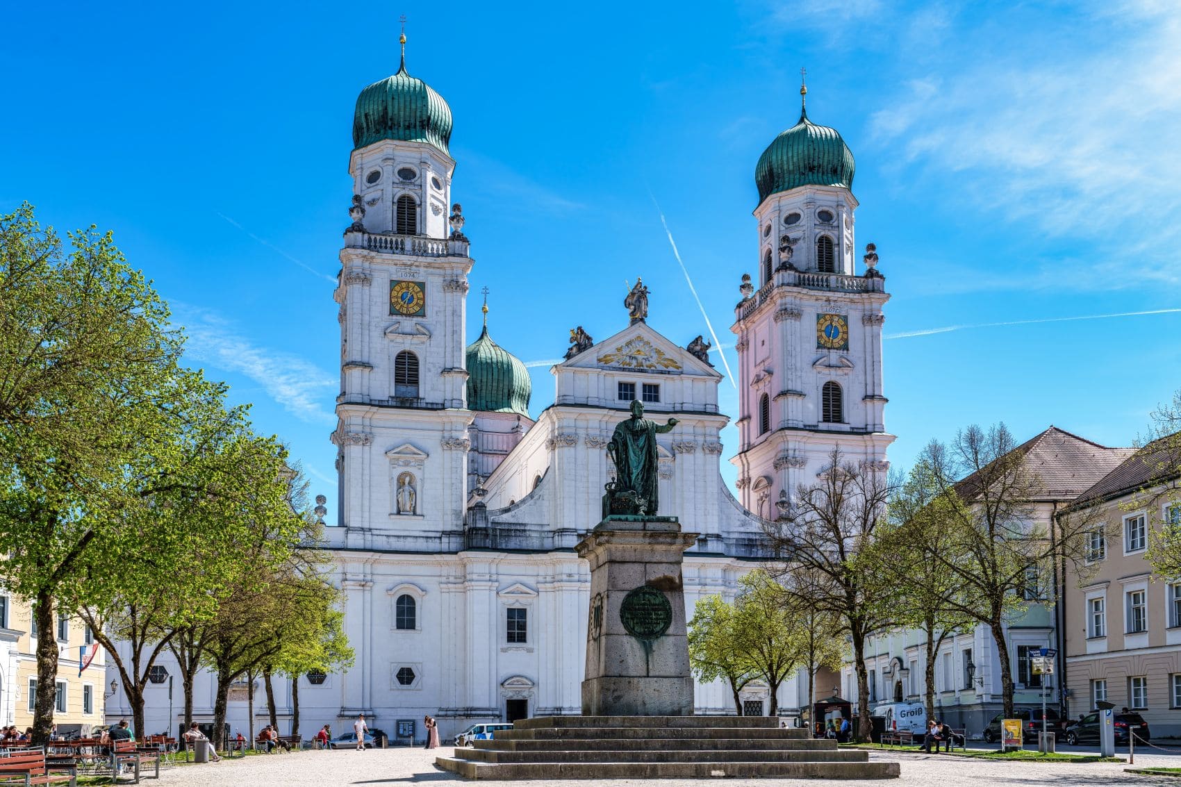 Dom St. Stephan mit seinen beiden Türmen am Domplatz in Passau