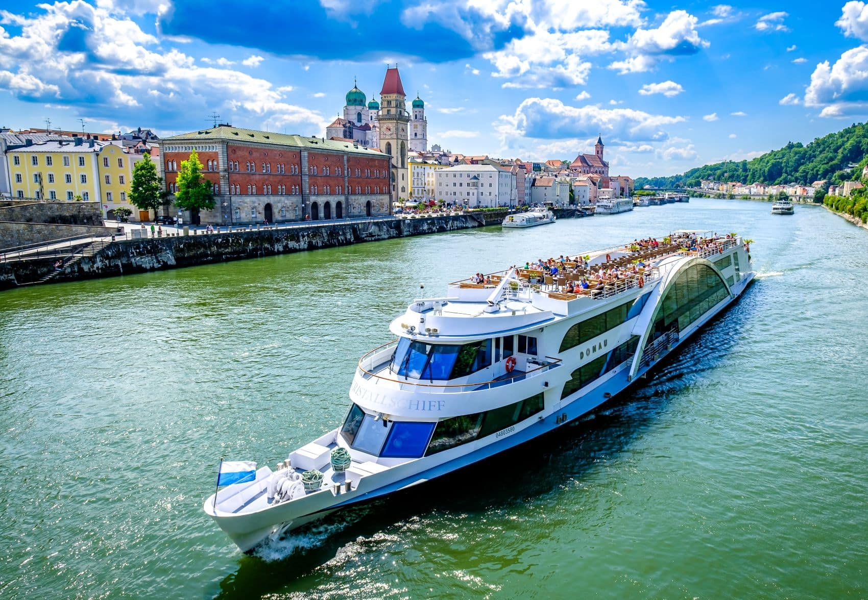 Ausflugsschiff auf der Donau vor der Altstadt von Passau