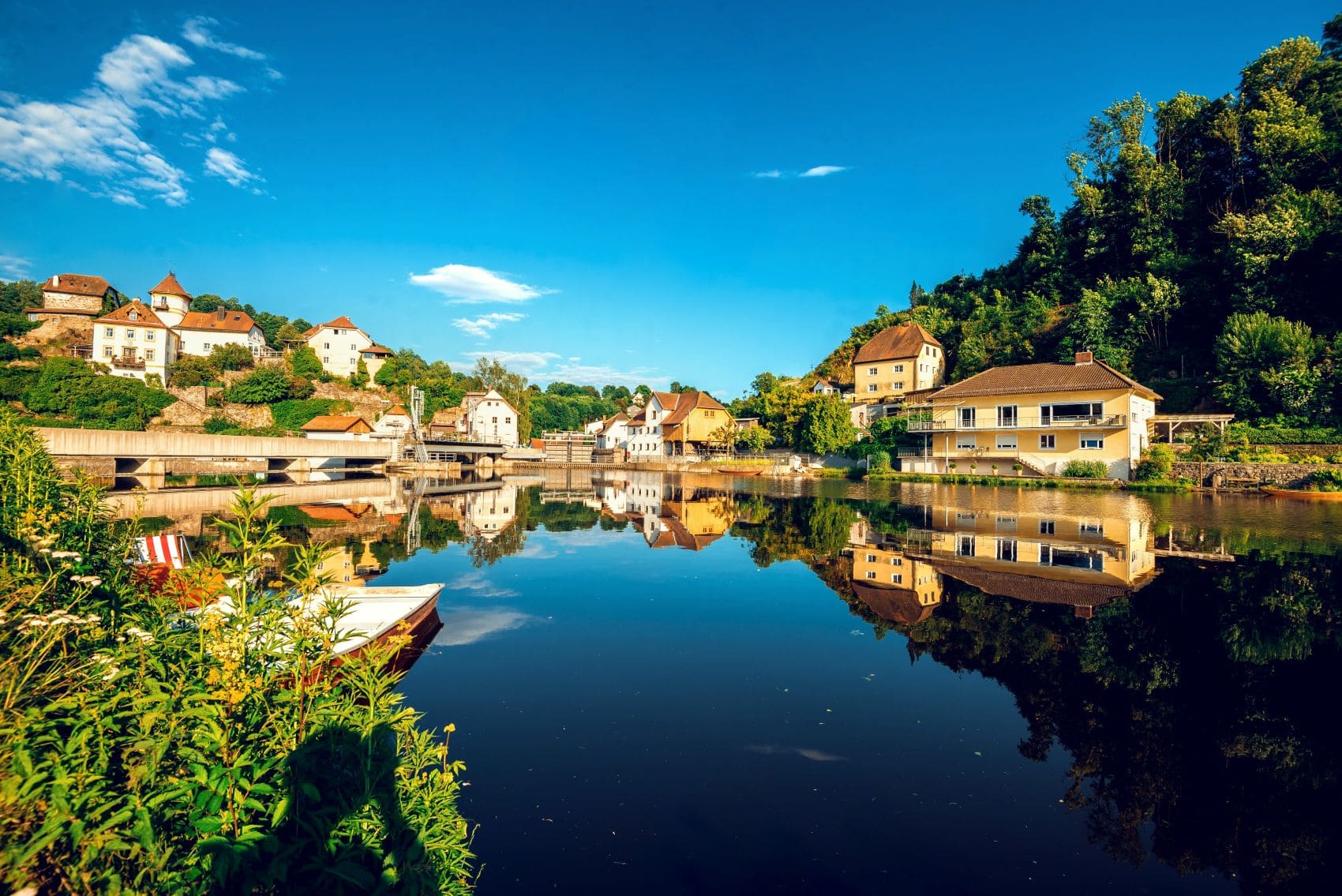 Passauer Stadtteil Hals an der Ilz mit Häusern und Spiegelungen im Wasser