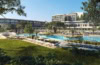 Visualisierung der Anlage des Pical Resort mit dem Schriftzug „Valamar Collection" auf dem Dach. Vor den geschwungenen Gebäuderiegeln liegen mehrere Pools, Liegenreihen und Rasenflächen zwischen Palmen und Pinien.