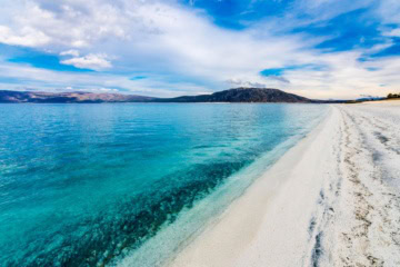 Türkisfarbenes Wasser und weißes Ufer am Salda See in Burdur in der Türkei