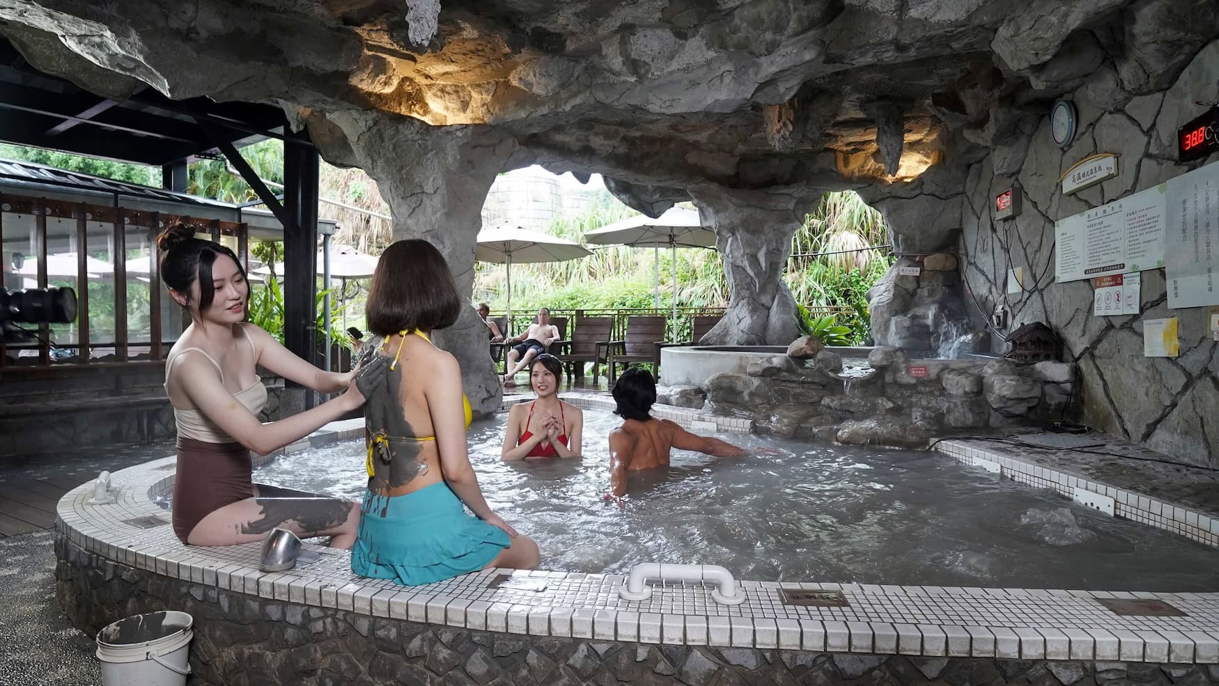 Frauen baden in Guanzilings Schlammthermalquellen.
