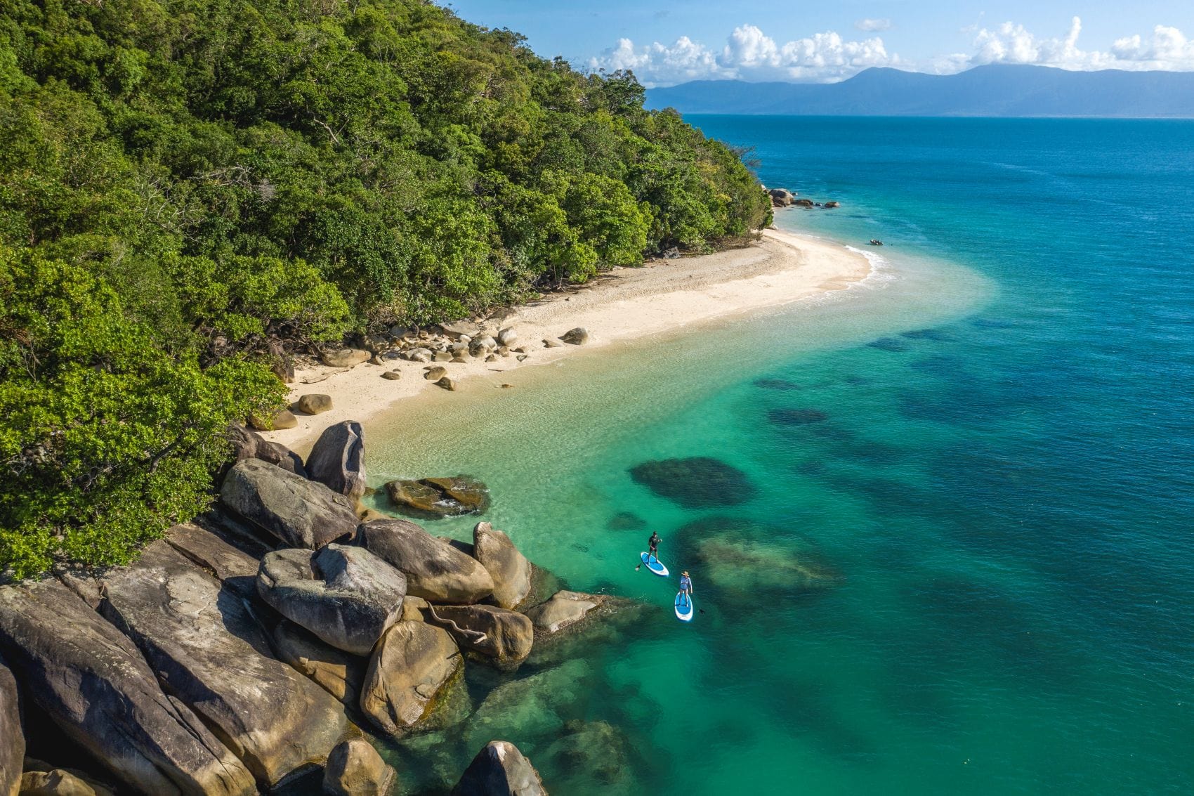 Fitzroy Island am Great Barrier Reef mit türkisfarbenem Wasser und zwei Stand-up-Paddlern