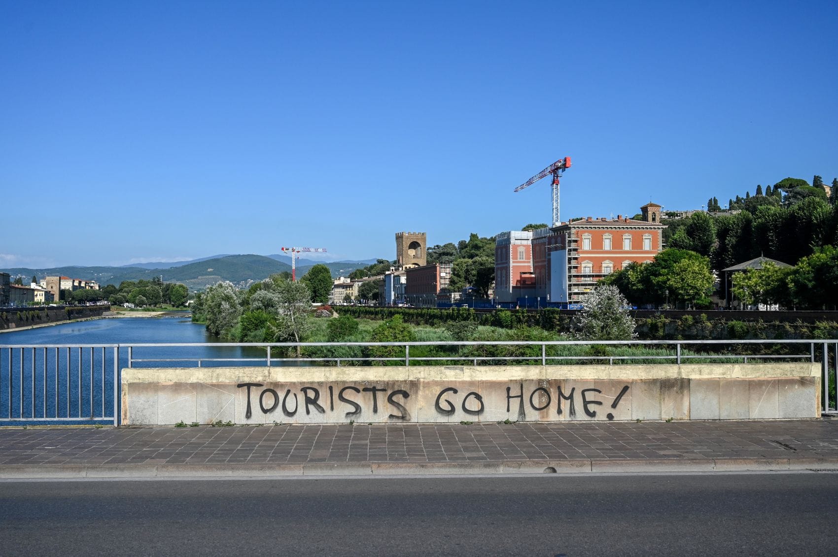 Graffiti mit der Aufschrift „Tourists go home!“ in Florenz.