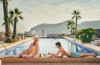 Ein junger Mann und eine junge Frau in Badebekleidung liegen am Rand eines Pools in einem Resort und spielen Schach. Am Rand des Pools stehen einige Palmen, im Hintergrund ist ein grünes, mediterranes Gebirge zu sehen.
