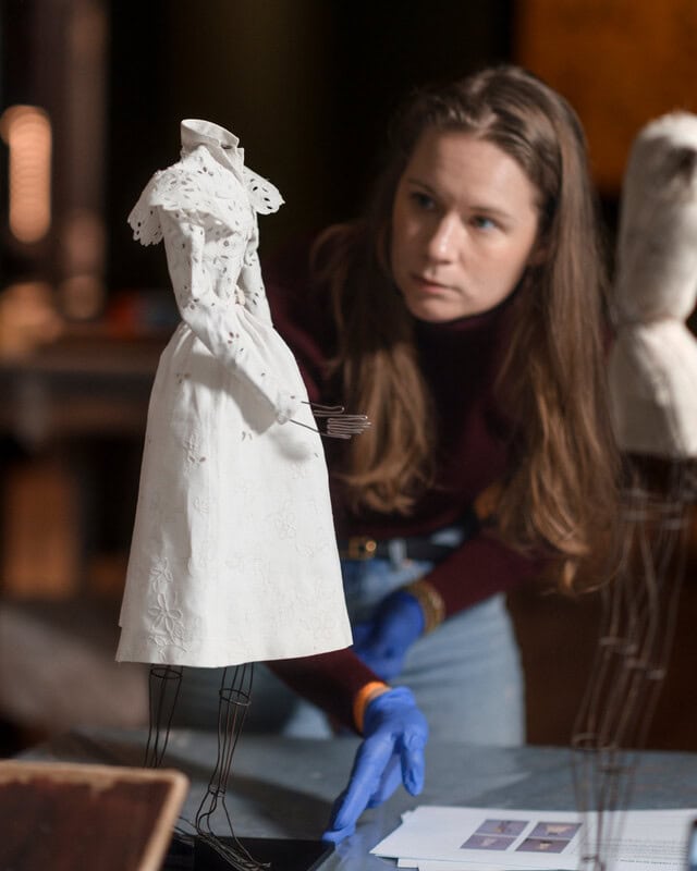 Sofie Parikka installiert die Balenciaga-Puppen aus dem Théâtre de la Mode.Foto: Grant Anderson