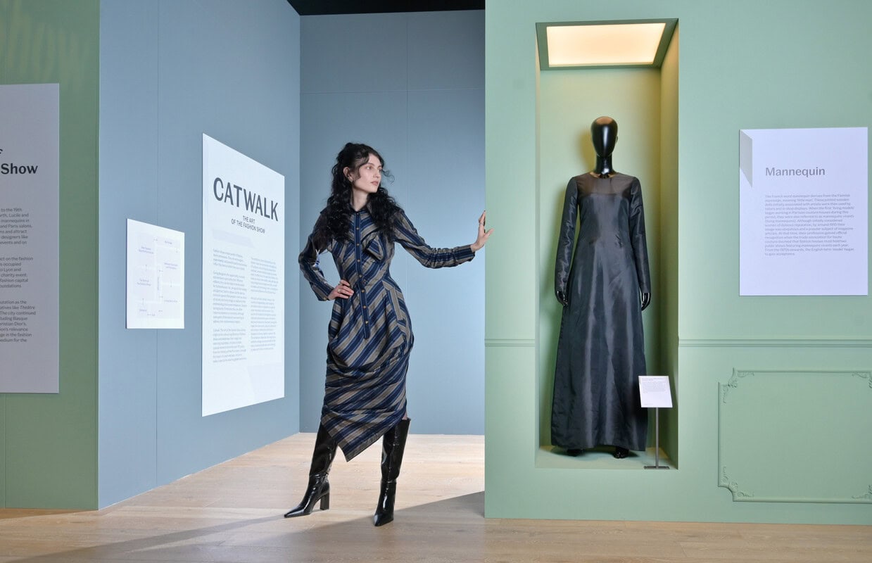 Das schottische Model und die Sängerin Lucia Fairfull sieht als erster Mensch die brandneue Ausstellung »Catwalk: The Art of the Fashion Show« im V&A Dundee