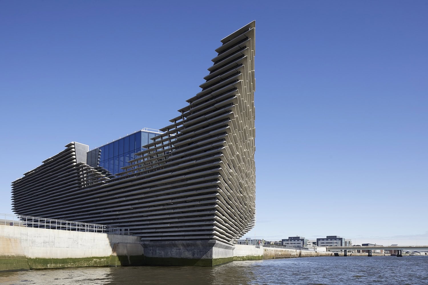 Das V&A Museum vom Fluss Tay aus gesehen.