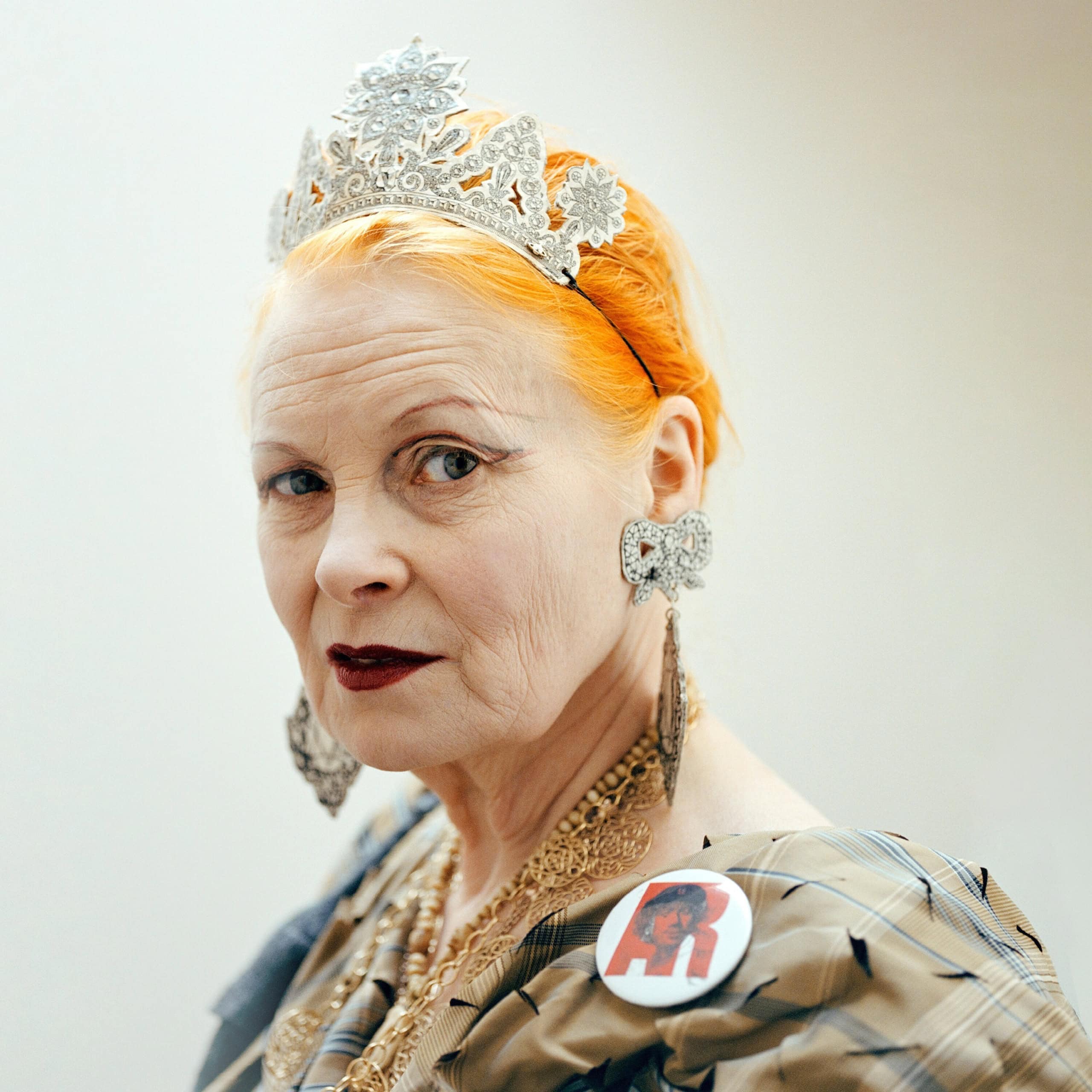 Vivienne Westwood mit ihrem Schmuck.