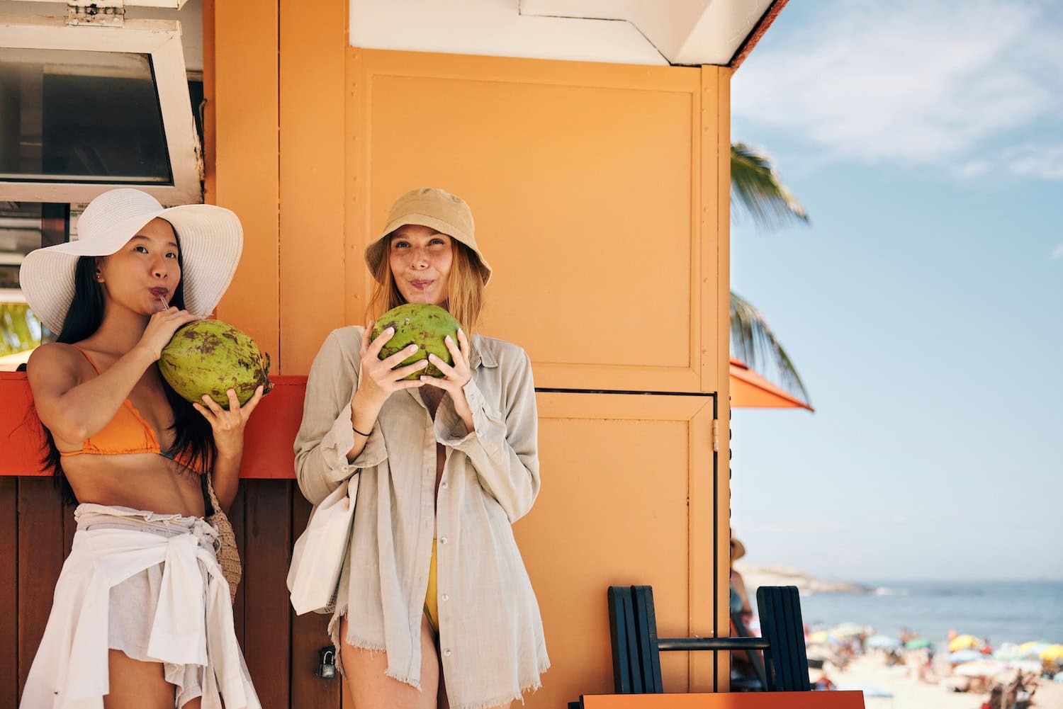 Freundinnen gemeinsam im Urlaub. Beispielweise auch im Adults Only Hotel.
