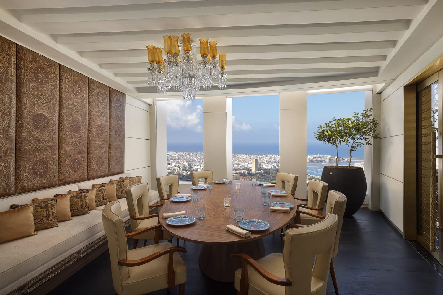 Private-Dining-Raum im Aldabaran mit ovaler Tafel, Kronleuchter und Blick über Rabat auf den Atlantik