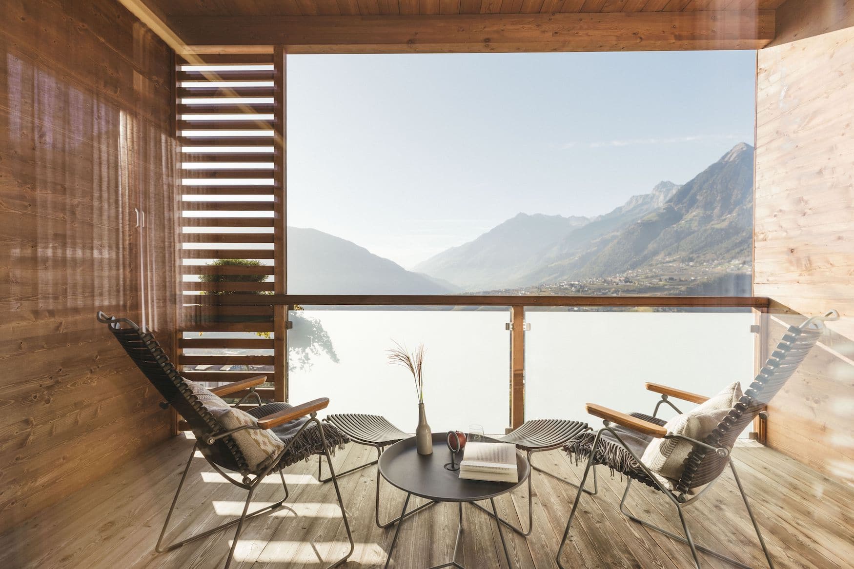 Balkon des Hotel Hohenwart mit Sitzgelegenheiten und Blick auf die Südtiroler Berglandschaft.