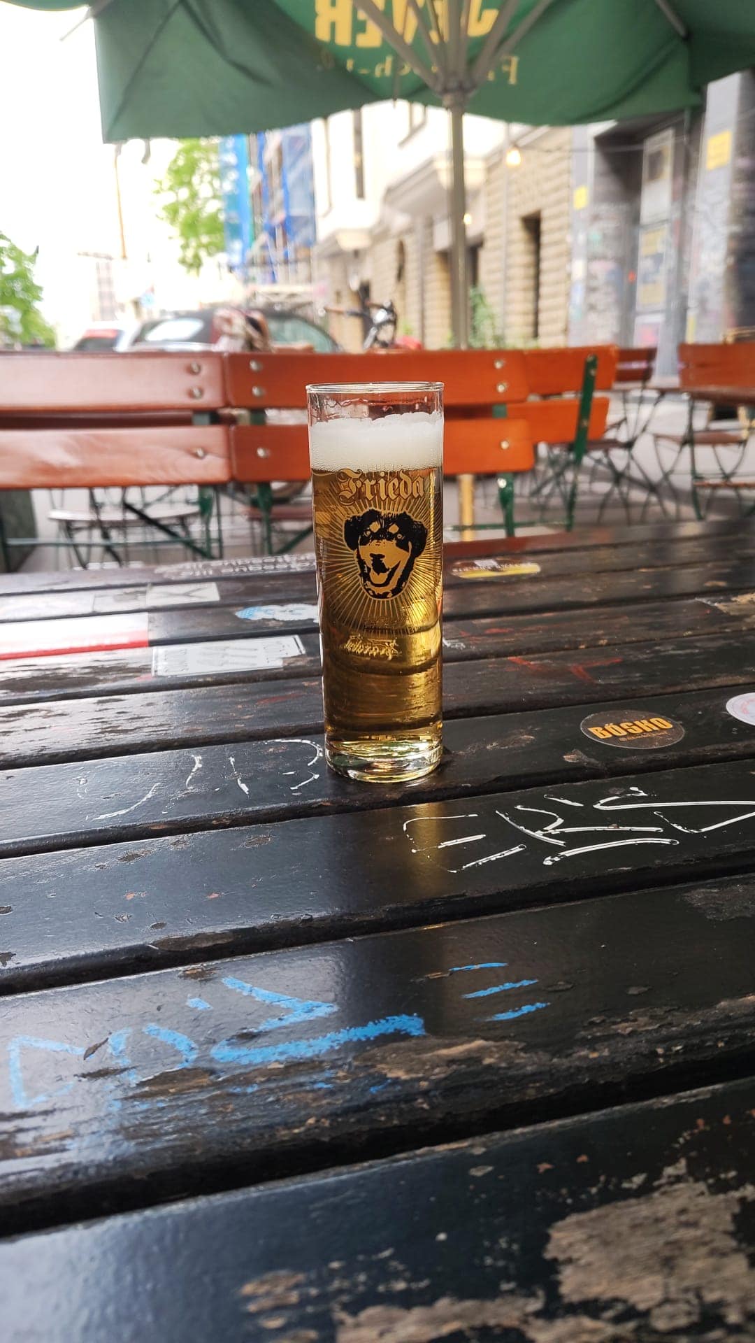 frischer Kölsch auf der Terrasse der Frieda, einer Szenekneipe im Belgischen Viertel in Köln