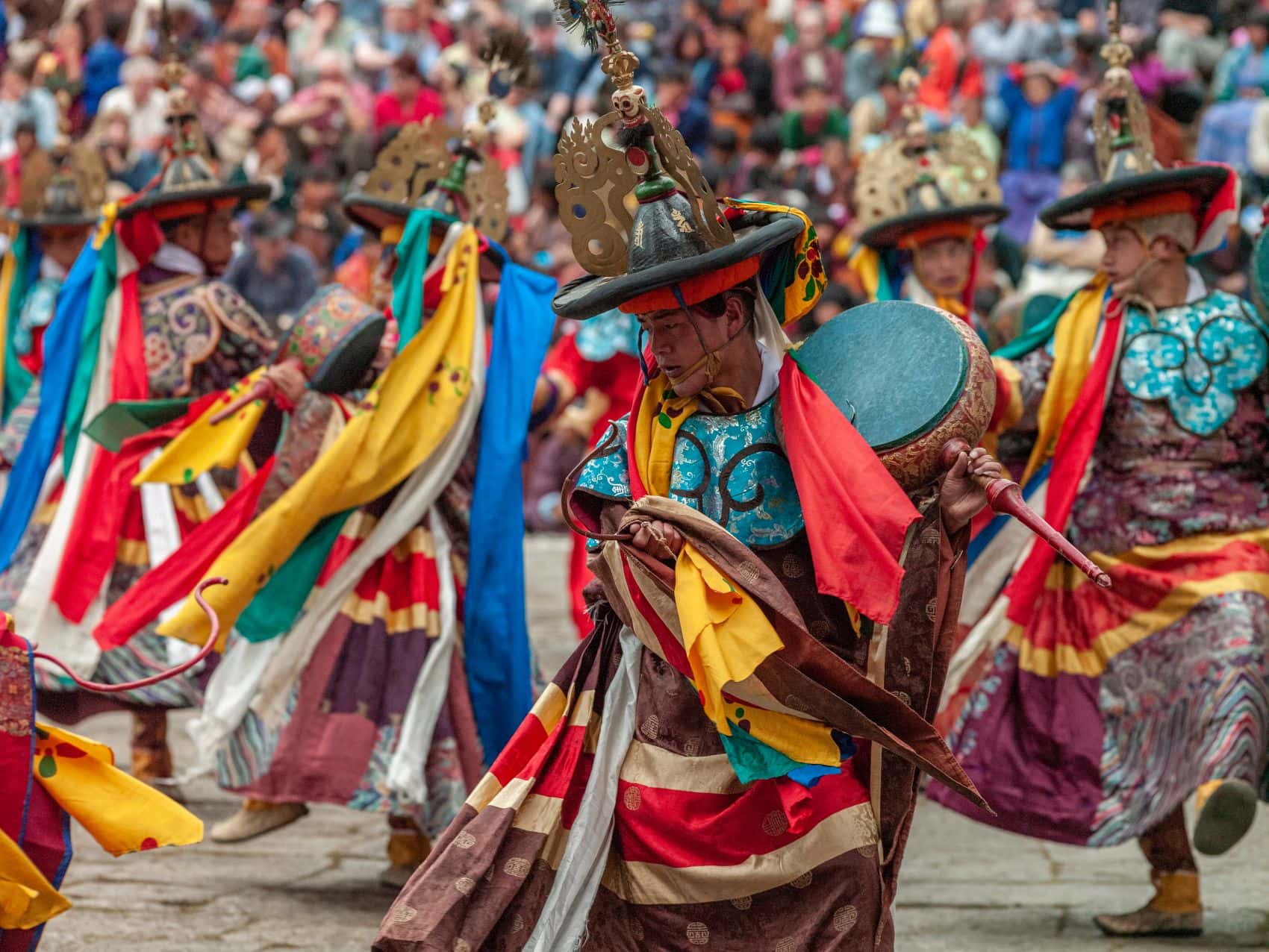 Tänzer in traditionellen Gewändern beim Paro Tshechu in Bhutan