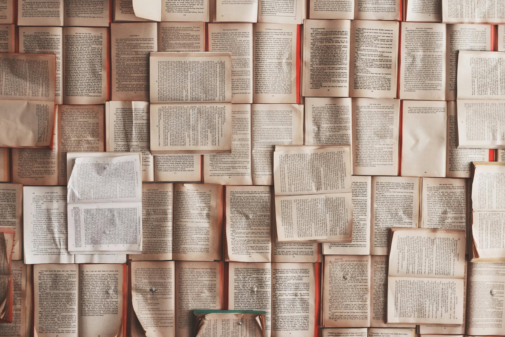 aufgeschlagene Bücher in einem Buchladen