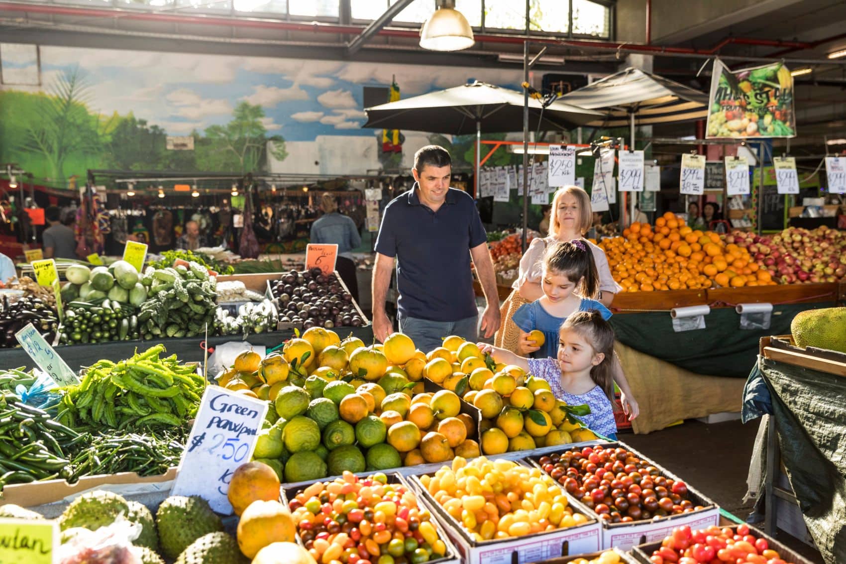 Besucher an einem Obst- und Gemüsestand auf Rusty’s Markets in Cairns