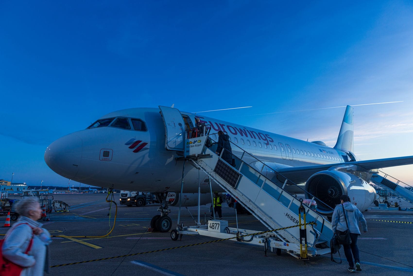 Passagiere besteigen über eine Fluggasttreppe ein Eurowings-Flugzeug am Flughafen Köln/Bonn