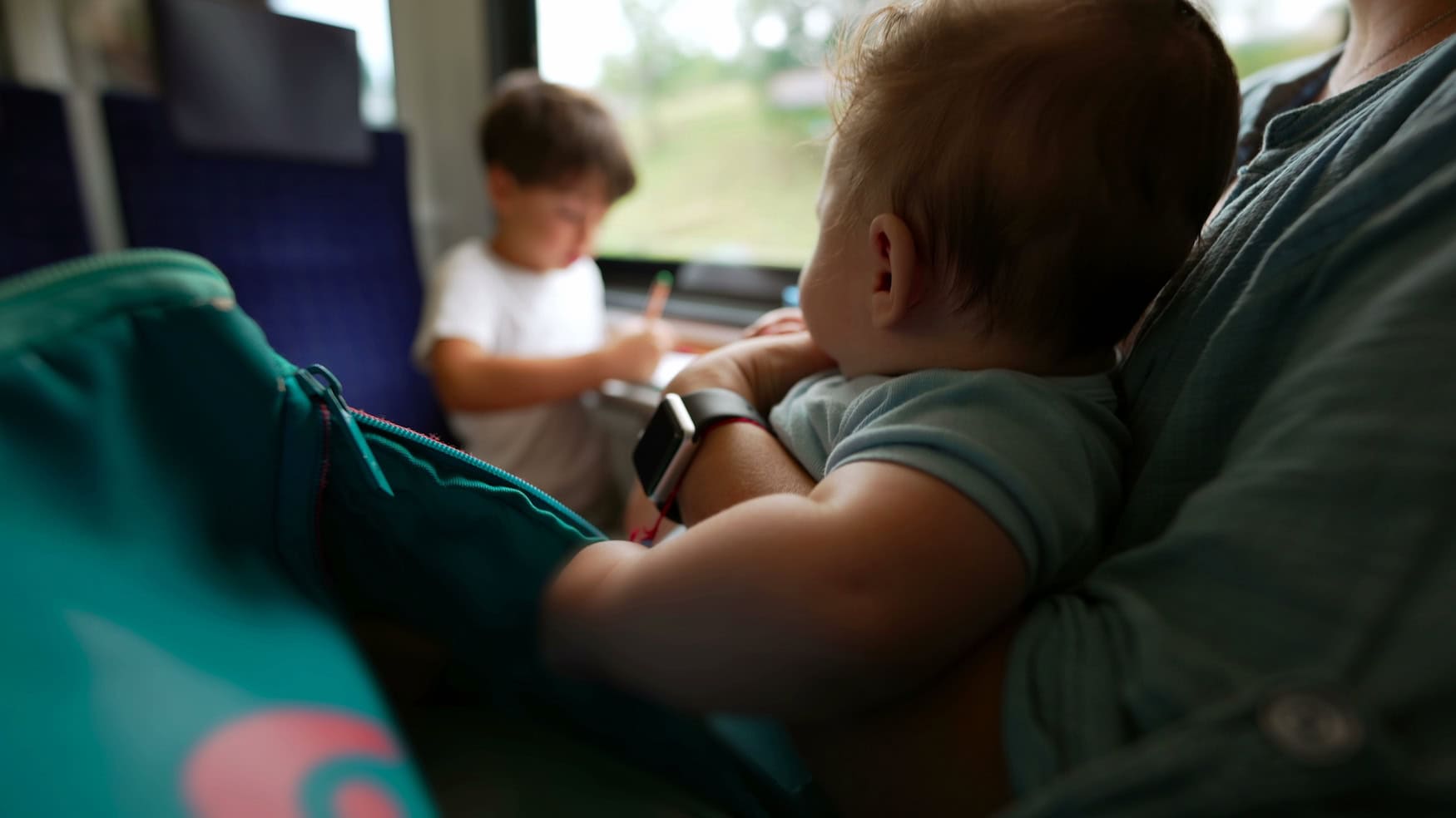 zwei Kinder in der Deutschen Bahn