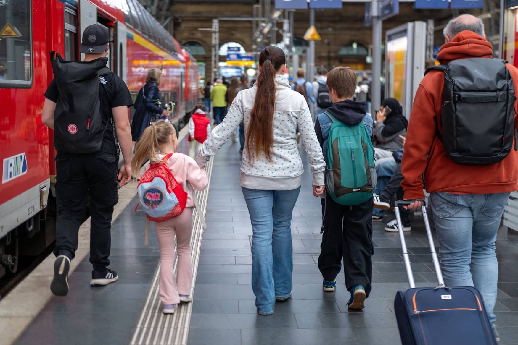 Familie am Bahnhof bei einer Fahrt mit der Deutschen Bahn