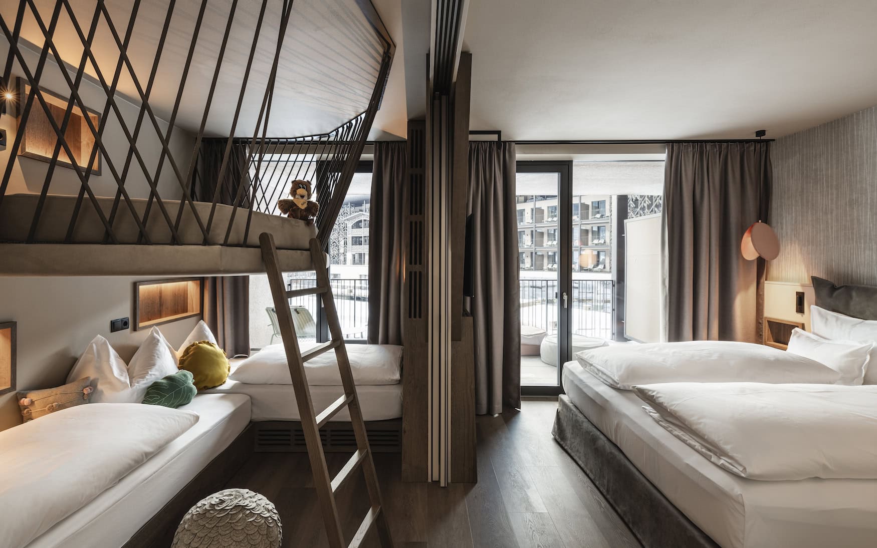 Familienzimmer im Falkensteiner Family Resort Lido mit getrennten Schlafbereichen für Eltern und Kinder sowie erhöhtem Falky-Nest.